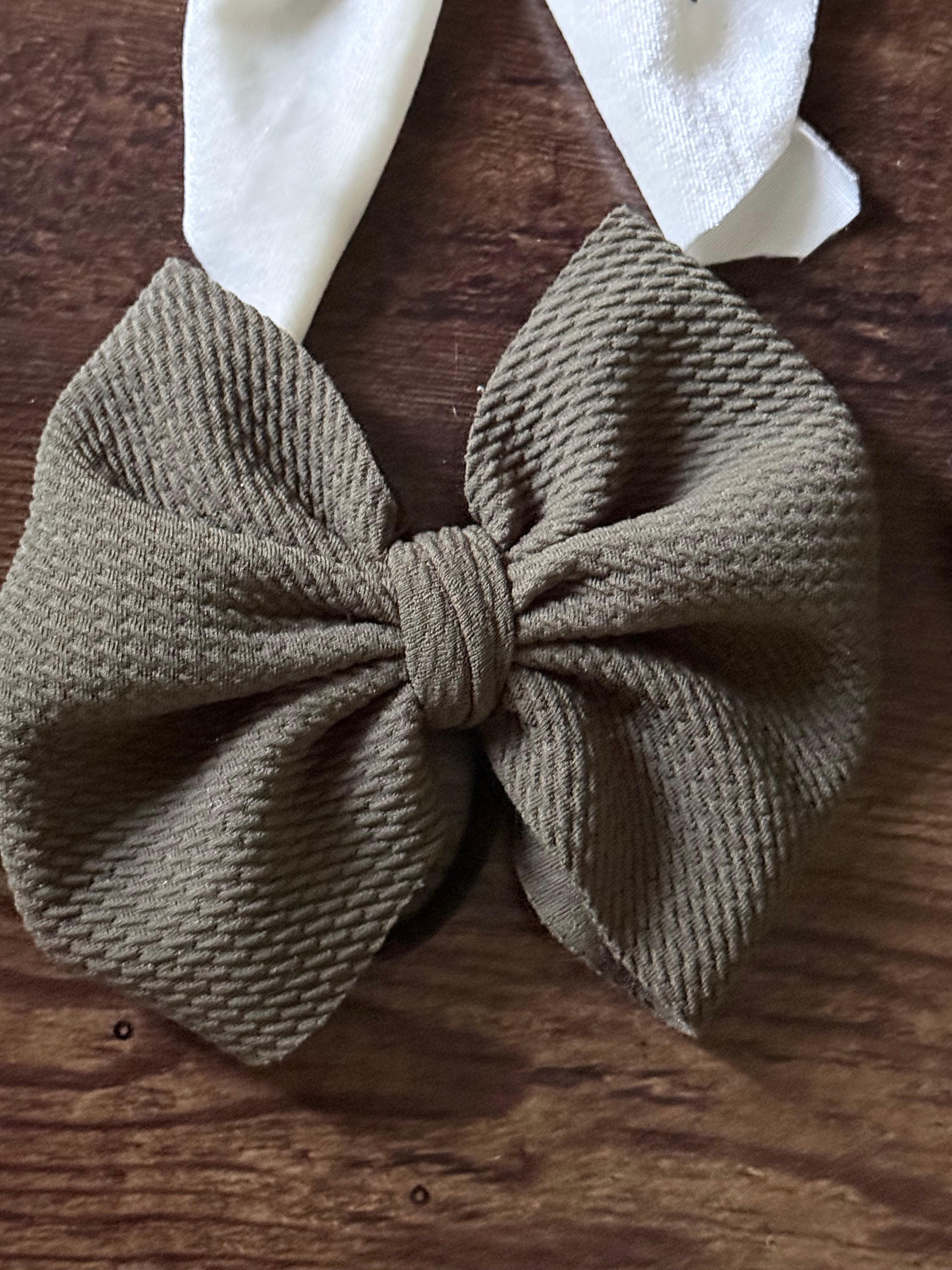 Large green hair tie bow