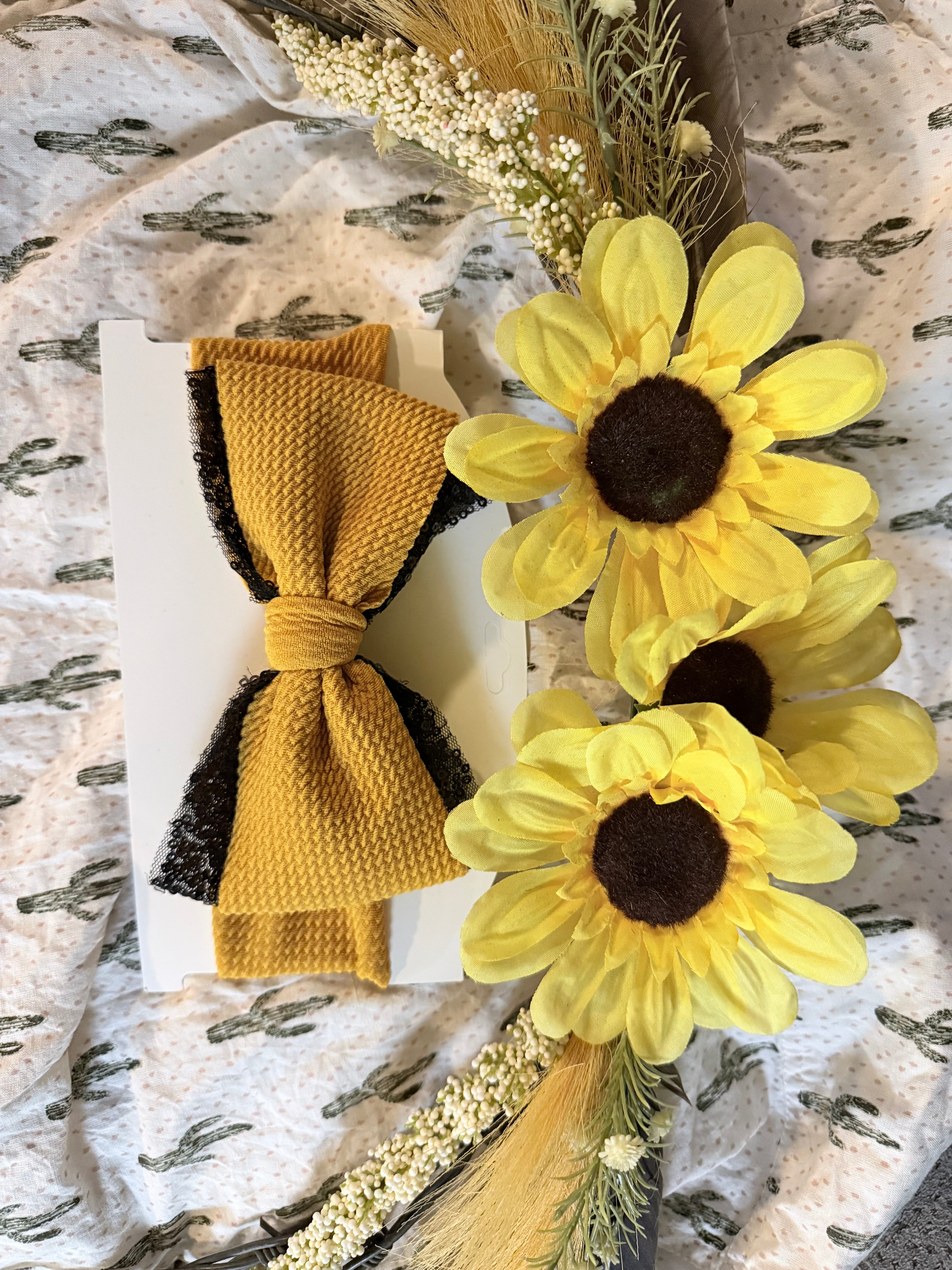 Yellow bow with black lace 🎀